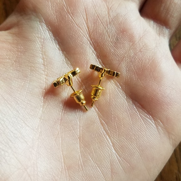 NWOT Gold Lotus Flower Studs - Picture 8 of 8